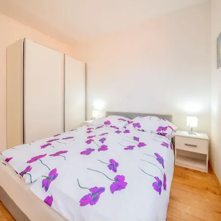 Comfy In With Fenced Garden Daire *