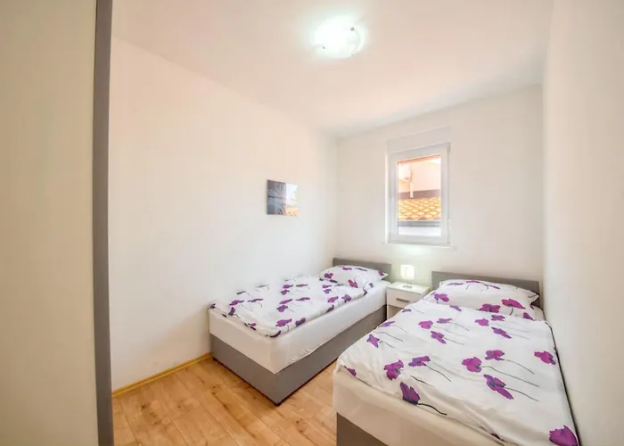 Comfy In With Fenced Garden Vrsi