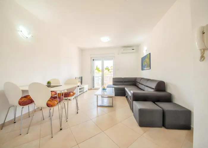 Comfy In With Fenced Garden Daire Vrsi