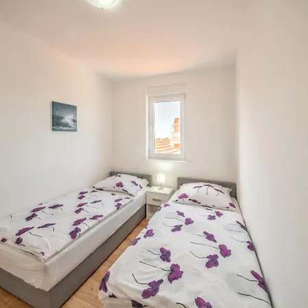 Apartment Comfy In With Fenced Garden Vrsi