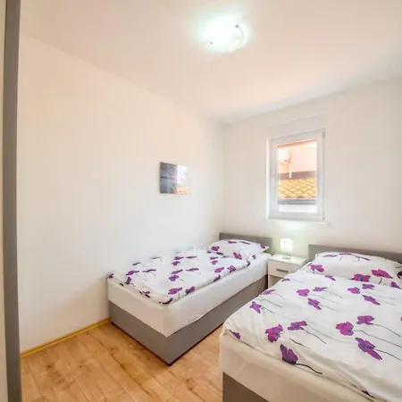 Comfy In With Fenced Garden Vrsi