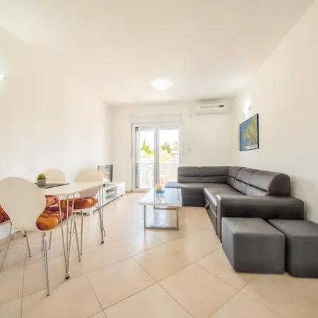 Comfy In With Fenced Garden Daire Vrsi