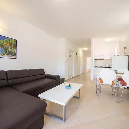 Apartment Comfy In With Fenced Garden