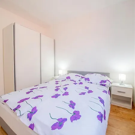 Apartament Comfy In With Fenced Garden Vrsi