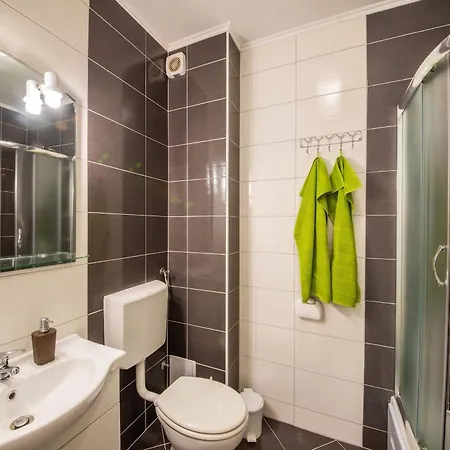 Comfy In With Fenced Garden Apartment